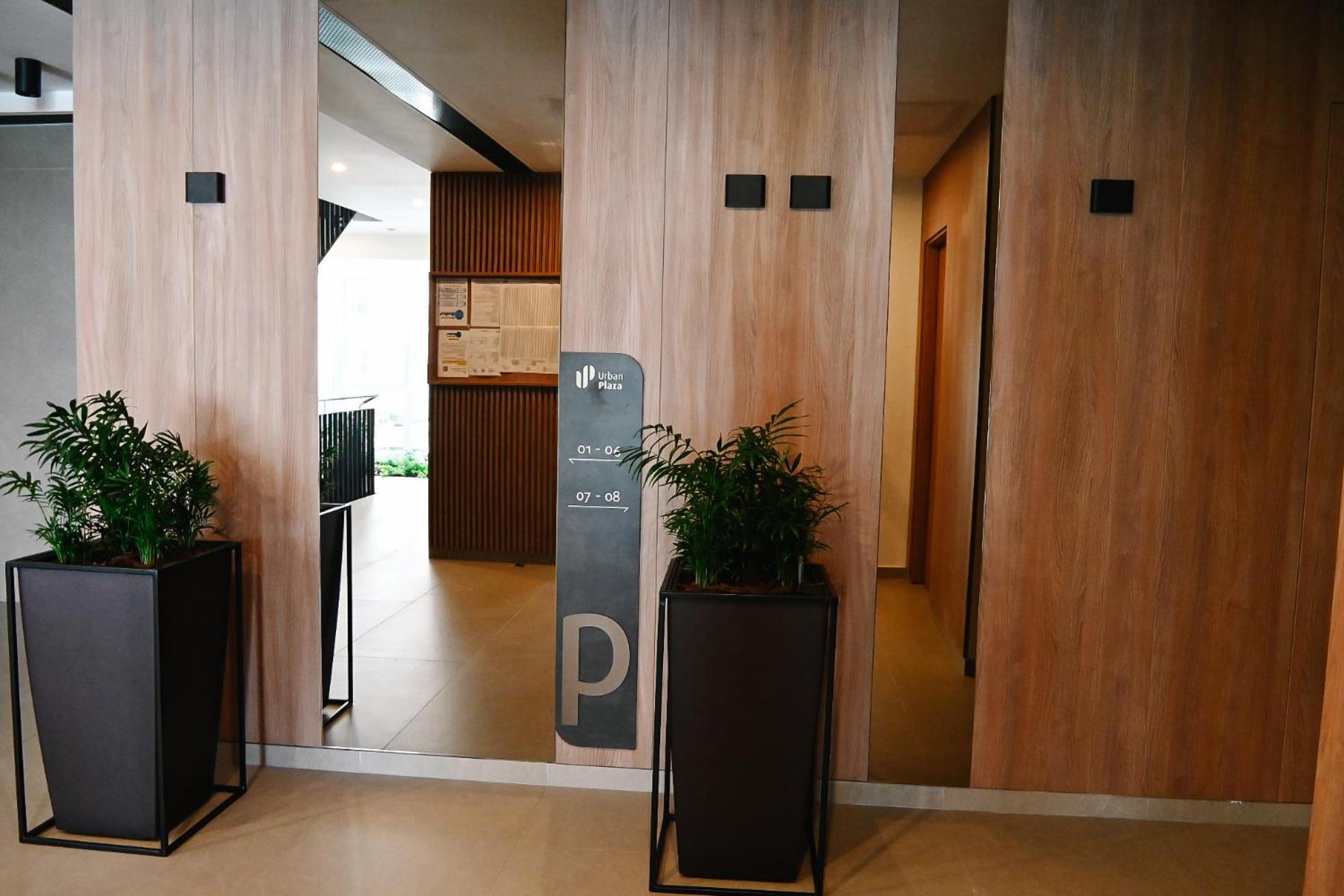 Urban Plaza - Aparthotel Brasov Luaran gambar